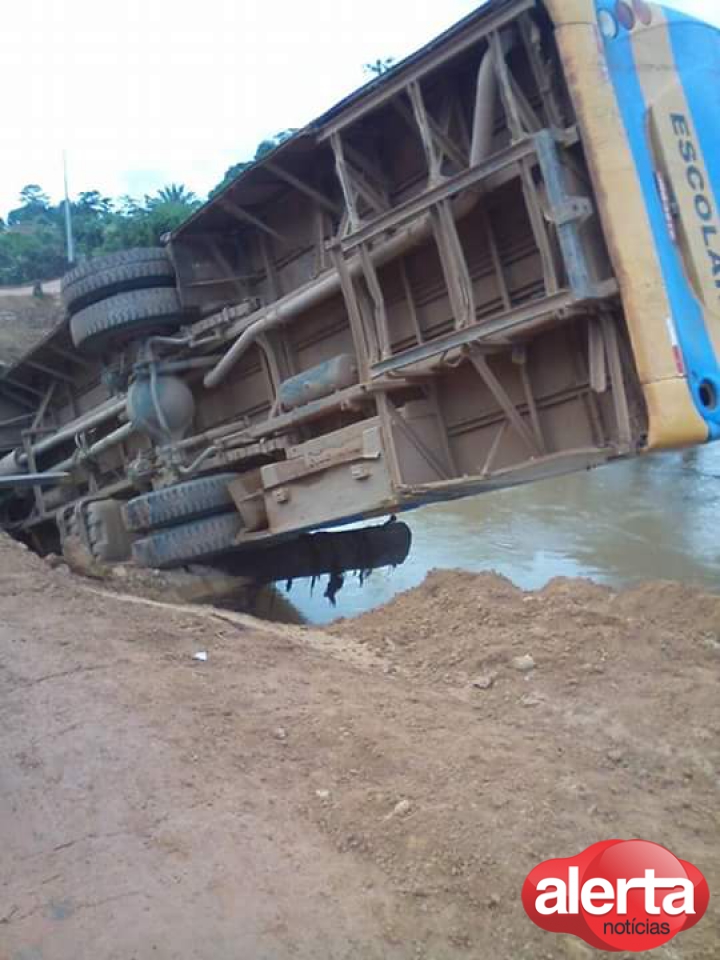 motorista-perde-o-controle-e-cai-de-ponte-com-onibus-carregado-de-alunos720x540_95881aicitono_1ak3onhcfo6c1vnq1nl917971l1be