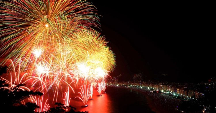 1jan2013-do-forte-duque-de-caxias-no-leme-no-rio-de-janeiro-queima-de-fogos-de-artificio-e-vista-na-praia-de-copacabana-durante-festa-de-reveillon-1357011792517_956x500