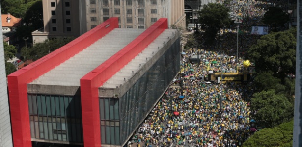 4dez2016-manifestantes-participam-de-ato-em-defesa-a-operacao-lava-jato-e-ao-pacote-de-medidas-anticorrupcao-na-avenida-paulista-regiao-central-da-capital-paulista-1480876588536_615x300