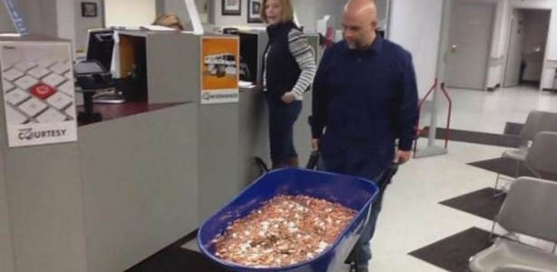 16jan2017---nick-stafford-pagou-o-imposto-com-300-mil-moedas-que-foram-transportadas-em-cinco-carrinhos-de-mao-1484569356267_615x300