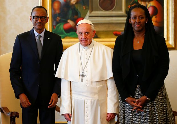 Pope Francis poses with Rwanda's President Paul Kagame and his wife Jeannette during a private meeting at the Vatican March 20, 2017. REUTERS/Tony Gentile ORG XMIT: TGN106